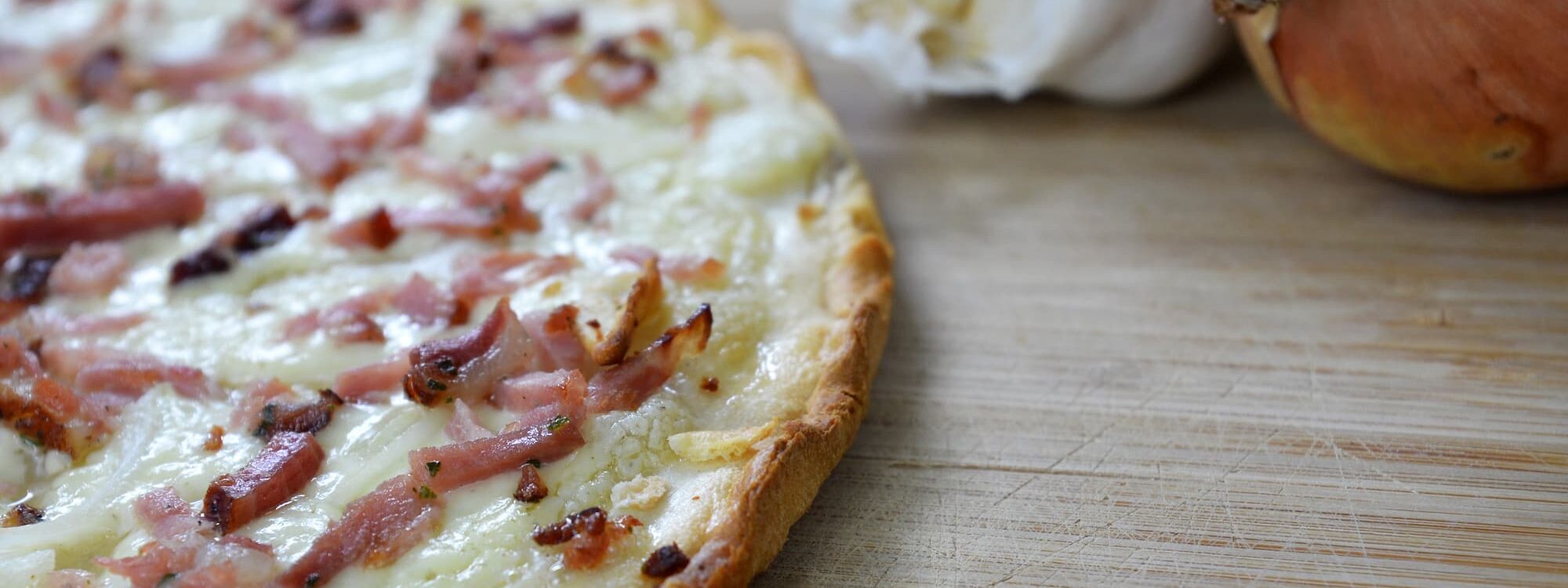 TARTE_FLAMBEE5 2000X750 | Le repère des Alsaciens 5 avantages des dalles de cuisson pour vos tartes flambées Schiltigheim